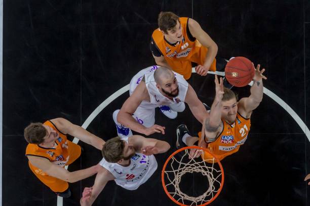 以高压逼抢 以高压逼抢